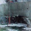 Dziura w burcie USS Cole po zamachu z 2000 roku