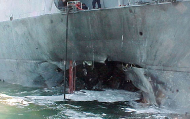 Dziura w burcie USS Cole po zamachu z 2000 roku