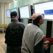 Polacy wciąż preferują mało ryzykowne sposoby pomnażania majątku. Na zdjęciu klienci domu maklerskie