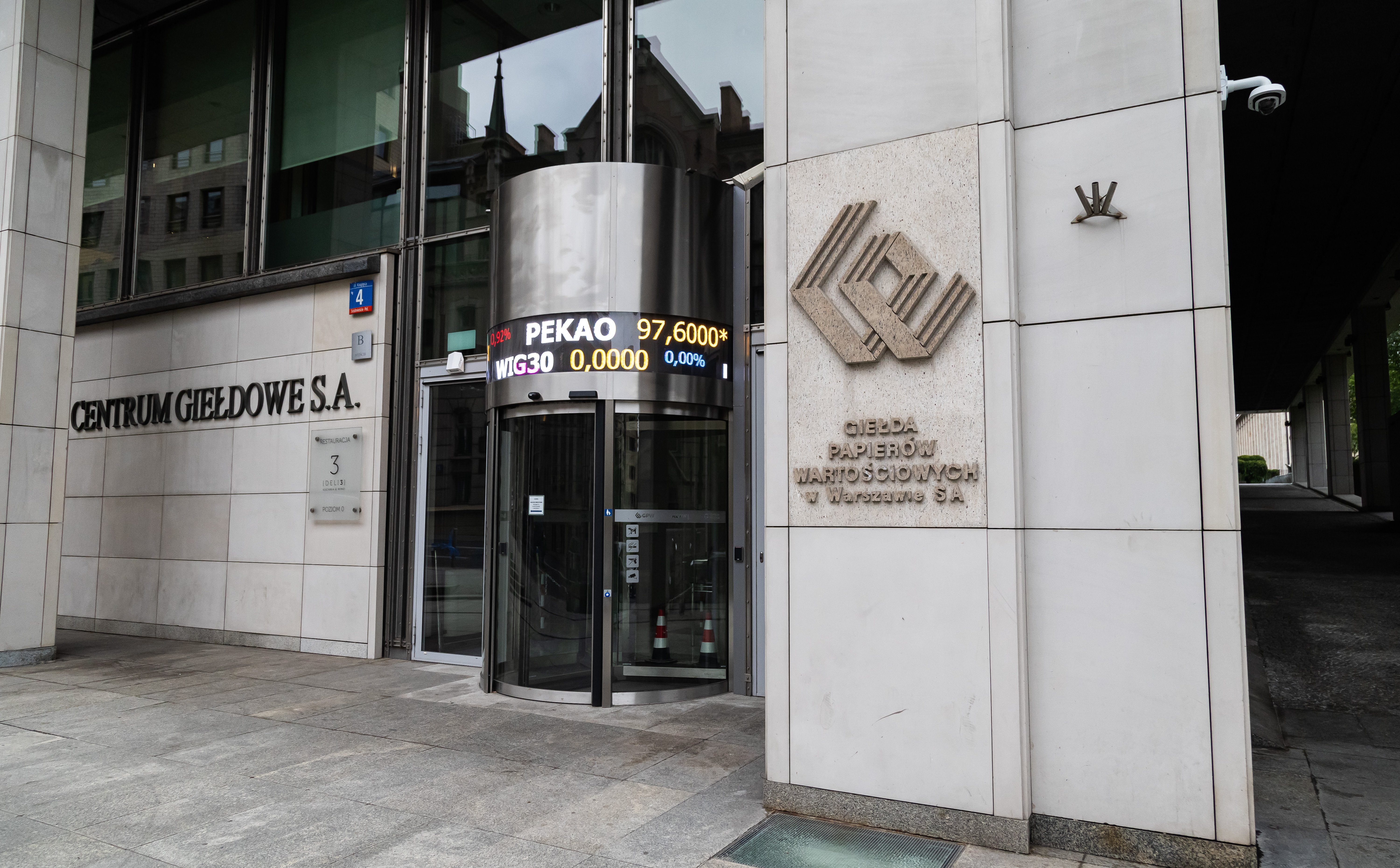 Poniedziałek na rynku: Wyścig gigantów, faworyci DM BOŚ, Synektik z potencjałem