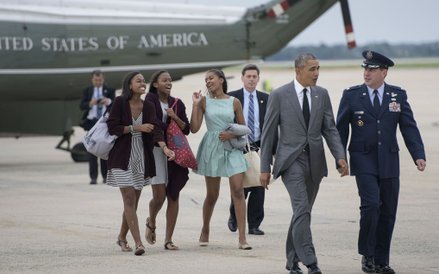 Prezydent USA Barack Obama wychodzący z Air Force One z córką Sashą i jej przyjaciółkami.