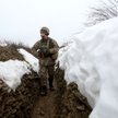 Żołnierz ukraińskiej armii w okopie na linii frontu z wspieranymi przez Rosję separatystami
