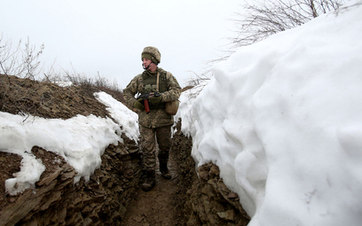Żołnierz ukraińskiej armii w okopie na linii frontu z wspieranymi przez Rosję separatystami