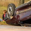 Sąd Apelacyjny w Lublinie uznał, iż pasażerka poprzez niezapięcie pasów i jazdę na kolanach pasażera
