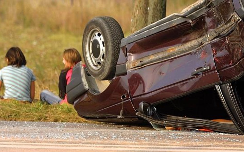 Sąd Apelacyjny w Lublinie uznał, iż pasażerka poprzez niezapięcie pasów i jazdę na kolanach pasażera