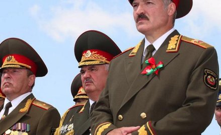 Łukaszenko kilka lat temu podczas defilady w Mińsku