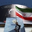 Mężczyzna z irańską flagą na ulicy Teheranu świętuje ogłoszenie, że USA doszły do porozumienia z Ira