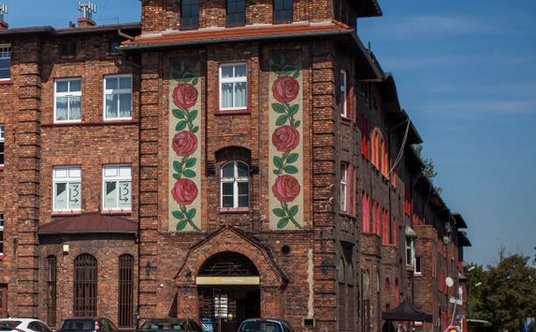 Katowice Nikoszowiec, Budynek dawnej gospody z charakterystyczną dekoracją mozaikową