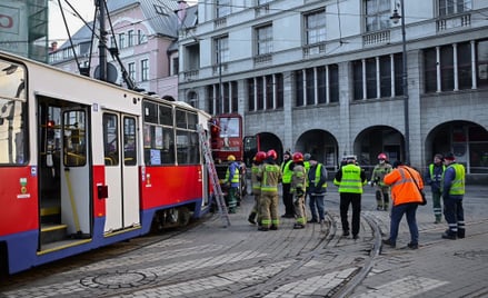 Bydgoszcz. Wypadek na skrzyżowaniu ulic Gdańskiej i Focha. Tramwaj wypadł z szyn i uderzył w budynek