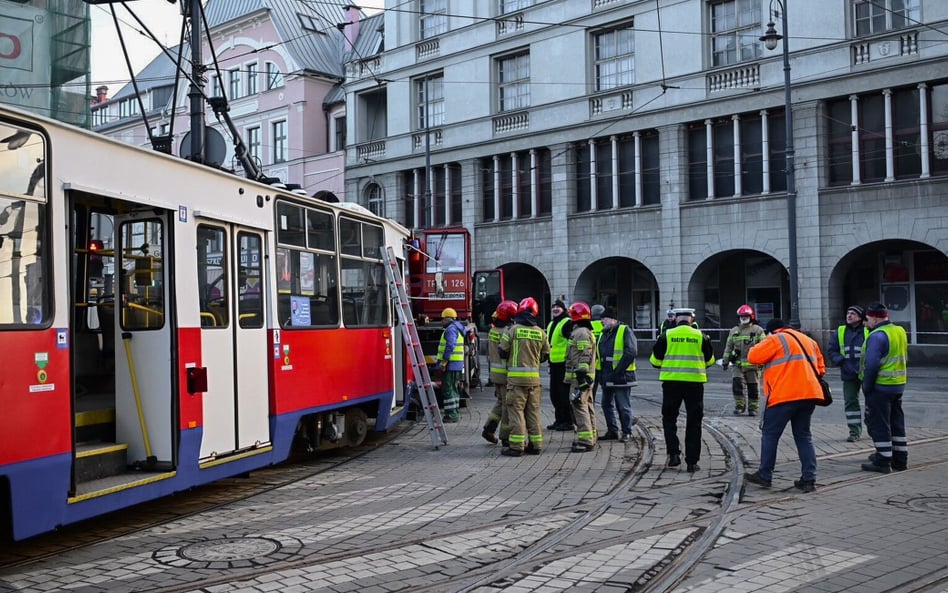 Bydgoszcz. Wypadek na skrzyżowaniu ulic Gdańskiej i Focha. Tramwaj wypadł z szyn i uderzył w budynek