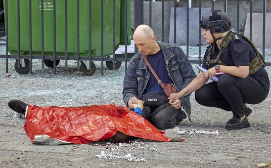 Po uderzeniu rakietowym w środę w Charkowie zginął 13-letni chłopiec i dwoje emerytów