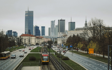 Już 58 skrzyżowań w Warszawie włączonych w system zielonej fali dla autobusów