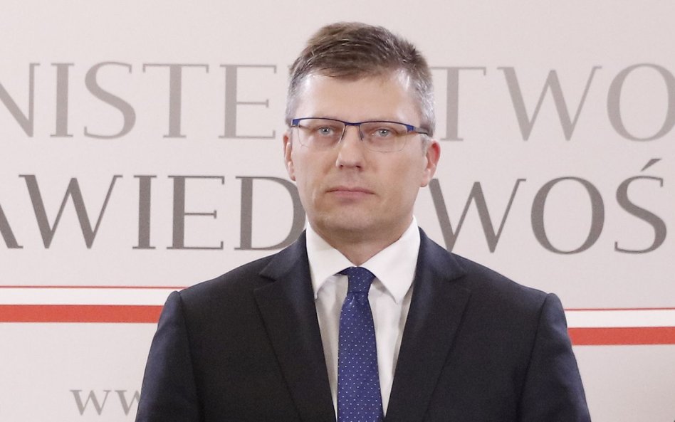 Wiceminister sprawiedliwości twierdzi, że na festiwalu w Opolu artyści mogą być zmuszani do noszenia tęczowych opasek