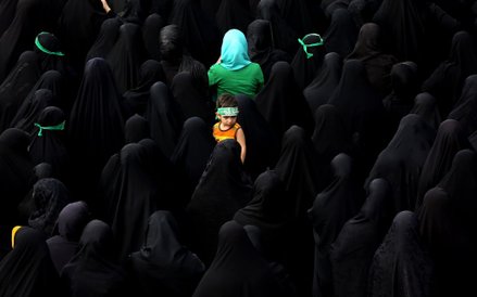 25 czerwca 2015, Teheran. Żałobnicy podczas pogrzebu trzech członków Korpusu Strażników Rewolucji, z