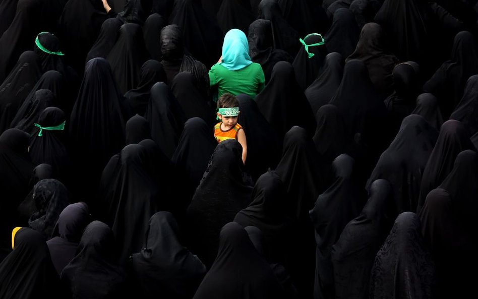 25 czerwca 2015, Teheran. Żałobnicy podczas pogrzebu trzech członków Korpusu Strażników Rewolucji, z