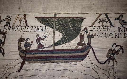 To zdjęcie przedstawia fragment Tkaniny z Bayeux przed umieszczeniem jej w skrzyni w celu przewiezie