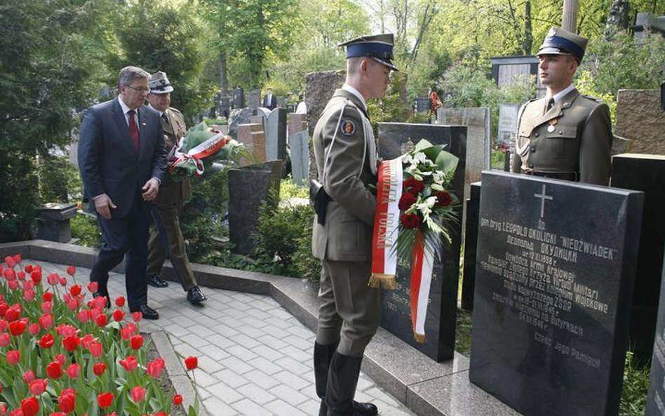 Na cemtnarzu stoi tablica pamiątkowa ku czci ofiar represji politycznych 1945 - 1953. W maju odwiedz