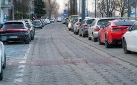 Jezdnia jest pełna ubytków, a dużą jej część pokrywa przestarzała i zniszczona trylinka.