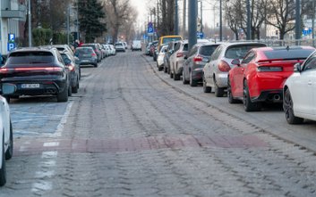 Jezdnia jest pełna ubytków, a dużą jej część pokrywa przestarzała i zniszczona trylinka.