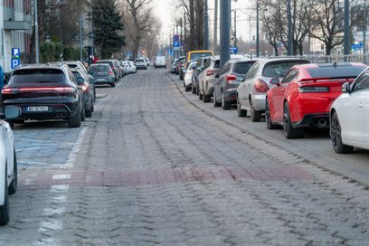 Jezdnia jest pełna ubytków, a dużą jej część pokrywa przestarzała i zniszczona trylinka.