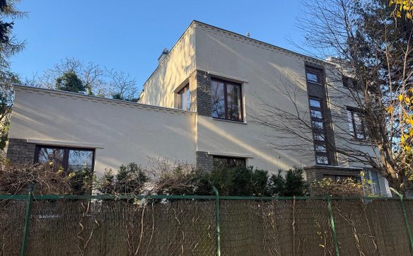 Dom przy ul. Pływackiej 3 w sąsiedztwie Fortu Mokotów, jest częścią „Osiedla Oficerskiego SBM DOM” p