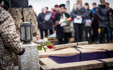 Prawo do miejsca pochówku: trzeba pilnować opłat cmentarnych