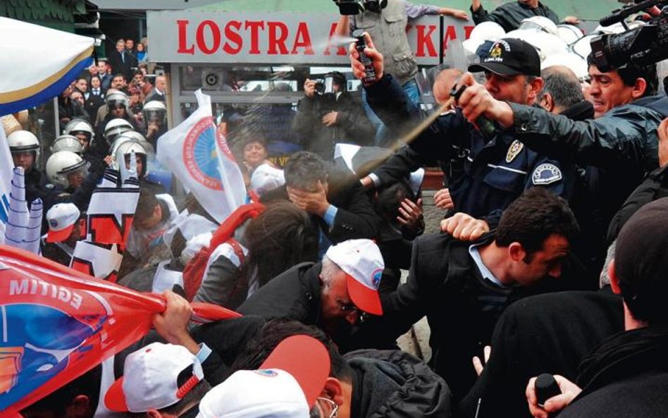 Od czerwca 2013 roku napięcie wzrasta i opada, ale nigdy nie zamiera. 26 lutego 2014 roku, Ankara, n