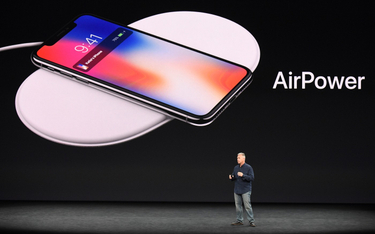 Phil Schiller, wiceprezes Apple, prezentuje projekt Airpower we wrześniu 2017 roku.