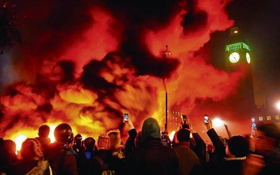 Tysiące osób demonstrowały w turystycznym centrum Londynu między siedzibą parlamentu, nad którą góru