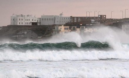 Gwałtowne zjawiska pogodowe, takie jak potężny sztorm uderzający w wybrzeża Irlandii, łączone są z g