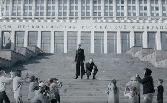 Dwa wampiry na tle moskiewskiego Białego Domu. Kadr z teledysku do utworu „Nie ma śmierci”, który wy