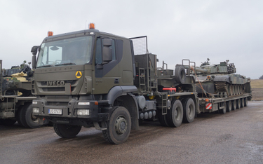 Eksploatowany w Wojsku Polskim zestaw do transportu ciężkiej techniki z ciągnikiem Iveco Trakker i n