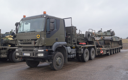 Eksploatowany w Wojsku Polskim zestaw do transportu ciężkiej techniki z ciągnikiem Iveco Trakker i n