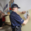 Policja chcąc ostrzec przed oszustami wyłudzającymi pieniądze od starszych osób metodą „na wnuczka” 