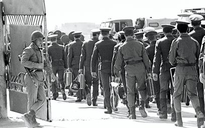 Radzieccy żołnierze opuszczają swoją bazę pod Kabulem, marzec 1988 r. Wojska ZSRR w pełni wycofały s