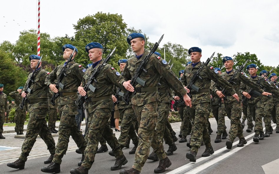 Żołnierze podczas święta 12. Szczecińskiej Dywizji Zmechanizowanej im. Bolesława Krzywoustego w Koło