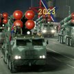 Wyrzutnie rakiet KN-25 na defiladzie w Pjongjangu