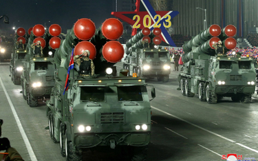 Wyrzutnie rakiet KN-25 na defiladzie w Pjongjangu