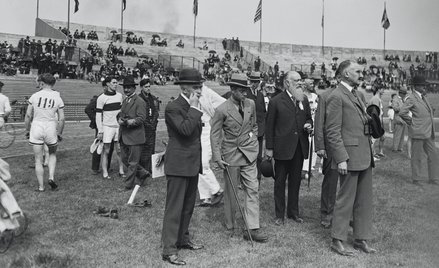 Pierre de Coubertin (pierwszy z lewej) w towarzystwie księcia Edwarda i szefa francuskiego komitetu 