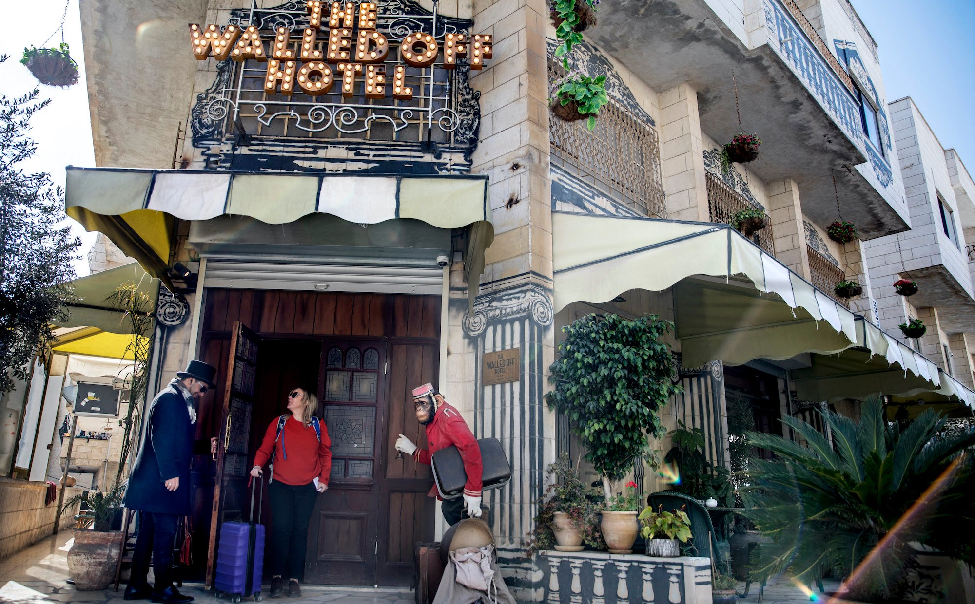 Hotel „z najgorszym widokiem na świecie” ponownie otwarty. To projekt Banksy'ego