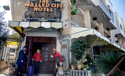 Okna hotelu mieszczącego się w Betlejem wychodzą na mur wybudowany przez Izrael.