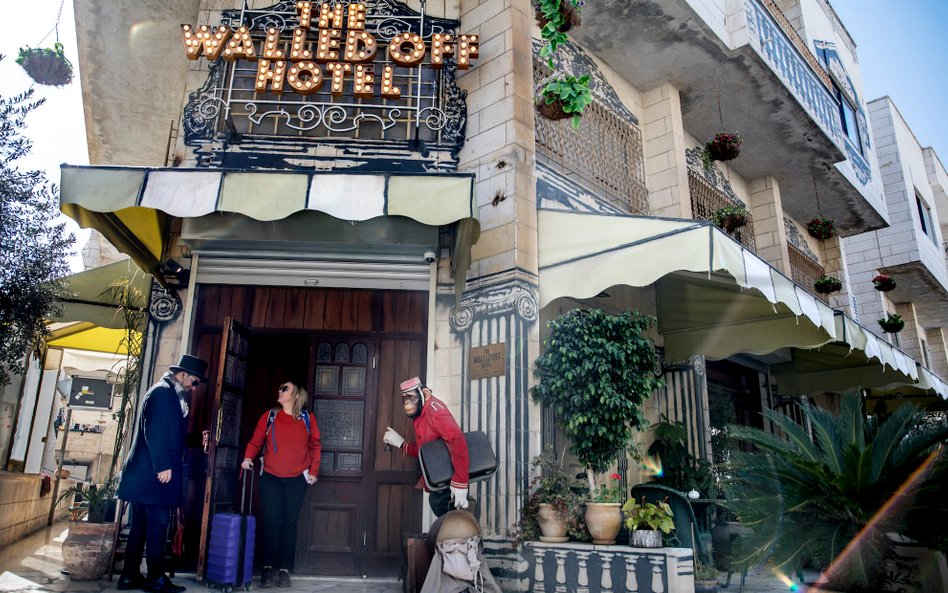 Okna hotelu mieszczącego się w Betlejem wychodzą na mur wybudowany przez Izrael.