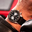 Stalowa koperta modelu Black Chrono o średnicy 41 milimetrów zapewnia wodoodporność do 200 metrów.