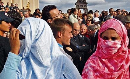 Imigranci we Francji mają przechodzić kursy wychowania patriotycznego, w tym naukę wartości laickich