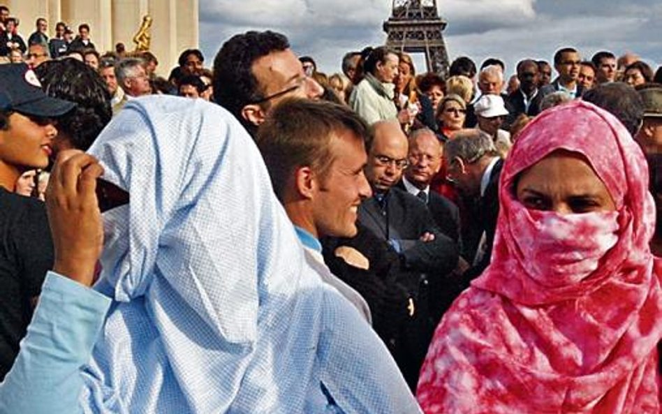 Imigranci we Francji mają przechodzić kursy wychowania patriotycznego, w tym naukę wartości laickich