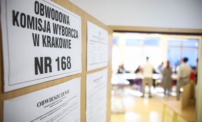 W Krakowie trwają wybory na prezydenta miasta. Na zdjęciu: lokal wyborczy w jednej ze szkół