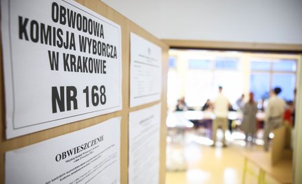 W Krakowie trwają wybory na prezydenta miasta. Na zdjęciu: lokal wyborczy w jednej ze szkół