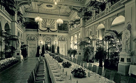 Sala Rady Miejskiej (zdjęcie z lewej) przed bankietem na cześć króla Rumunii Karola (1936 r.) (fot. 