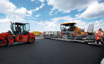 Wielki rozściełacz masy bitumicznej fani A2 szybko okrzyknęli Grubą Bertą na wzór ciężkiego niemieck