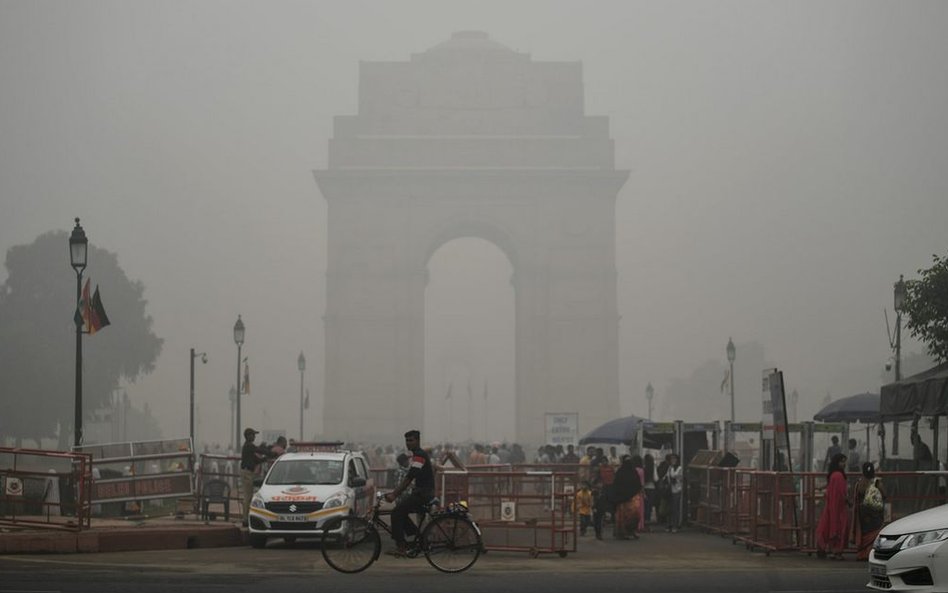 Rekordowy smog dusi Delhi. Licznikom zanieczyszczeń zabrakło cyfr